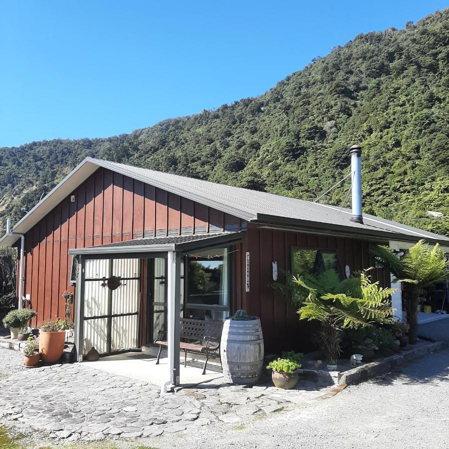 Koru Beachfront Holiday Cabins & Hot Tub Barrytown Exterior foto