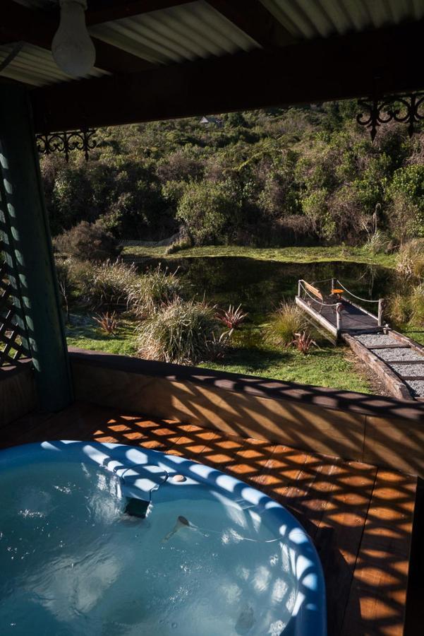 Koru Beachfront Holiday Cabins & Hot Tub Barrytown Exterior foto